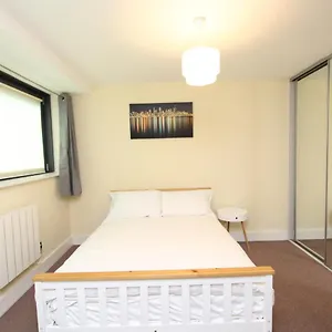 lovely-2-bedroom-apartment-in-docklands-e14.brighton-hotels-england.com/